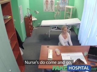 Fakehospital bionda con grande tette vuole a essere un infermiera