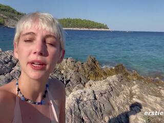 Ersties - söt annika pjäser med själv på en exceptional strand i croatia