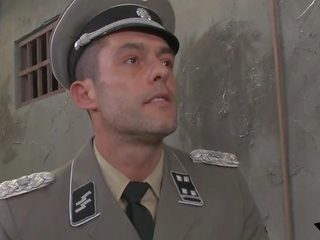 Rūdmataina dp fucked līdz divi soldier gaiļus