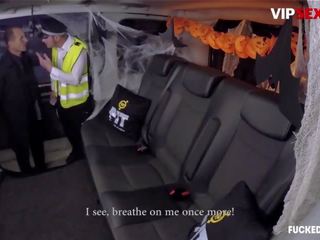 Fuckedintraffic - halloween melati jae berpayu dara besar warga british polis wanita tegar seks / persetubuhan dalam yang kereta - vipsexvault