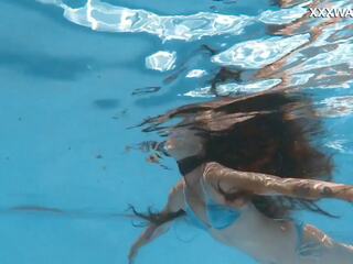 Hungary traviesa adolescente lana lelani swims desnuda para usted
