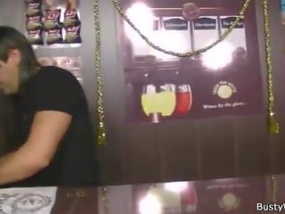 Kocaman barmaid sigara ponpon kız en iş