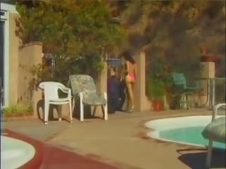 Rosy raketë ka disa poolside argëtim me një xhuxh!