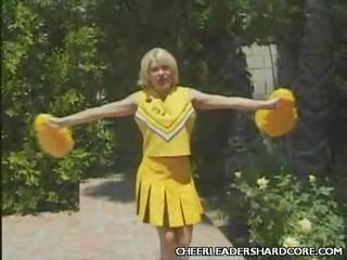 Blondi cheerleaderin kiusanhenki