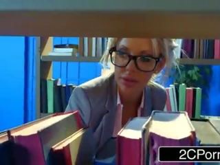 Bored pechugona bibliotecaria courtney taylor hankering para un duro polla a chupar