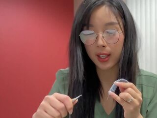 Красуня азіатська медична студент в окуляри і природний манда трахає її репетитор і отримує creampied