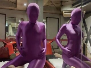 青少年 在 紫色 zentai 给 他 handhob 到 附带 脏 电影 西元