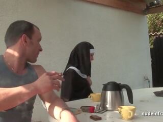 Nuori ranskalainen nunna sodomized sisään kolmikko kanssa papy tirkistelijä