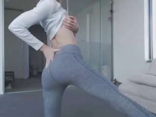 Magnificent blond teenager striptease mit perfekt titten und schön arsch im yogapants