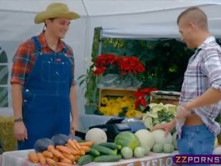 Klant eikels de farmers vrouw in publiek bij de markt