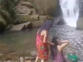 Encantador niñas teniendo bañera al aire libre, gratis xxx vídeo 6d
