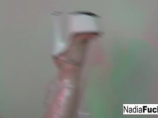 Nadia biele je wrapped v plastika