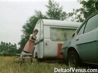 Retro vācieši xxx video - matainas vāvere brunete jāšanās uz camper