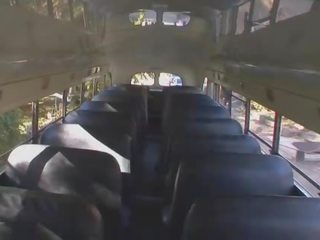 מַקסִים ג'ינג'ית נוער ב enchanting חצאית מקבל דפק ב א אוטובוס